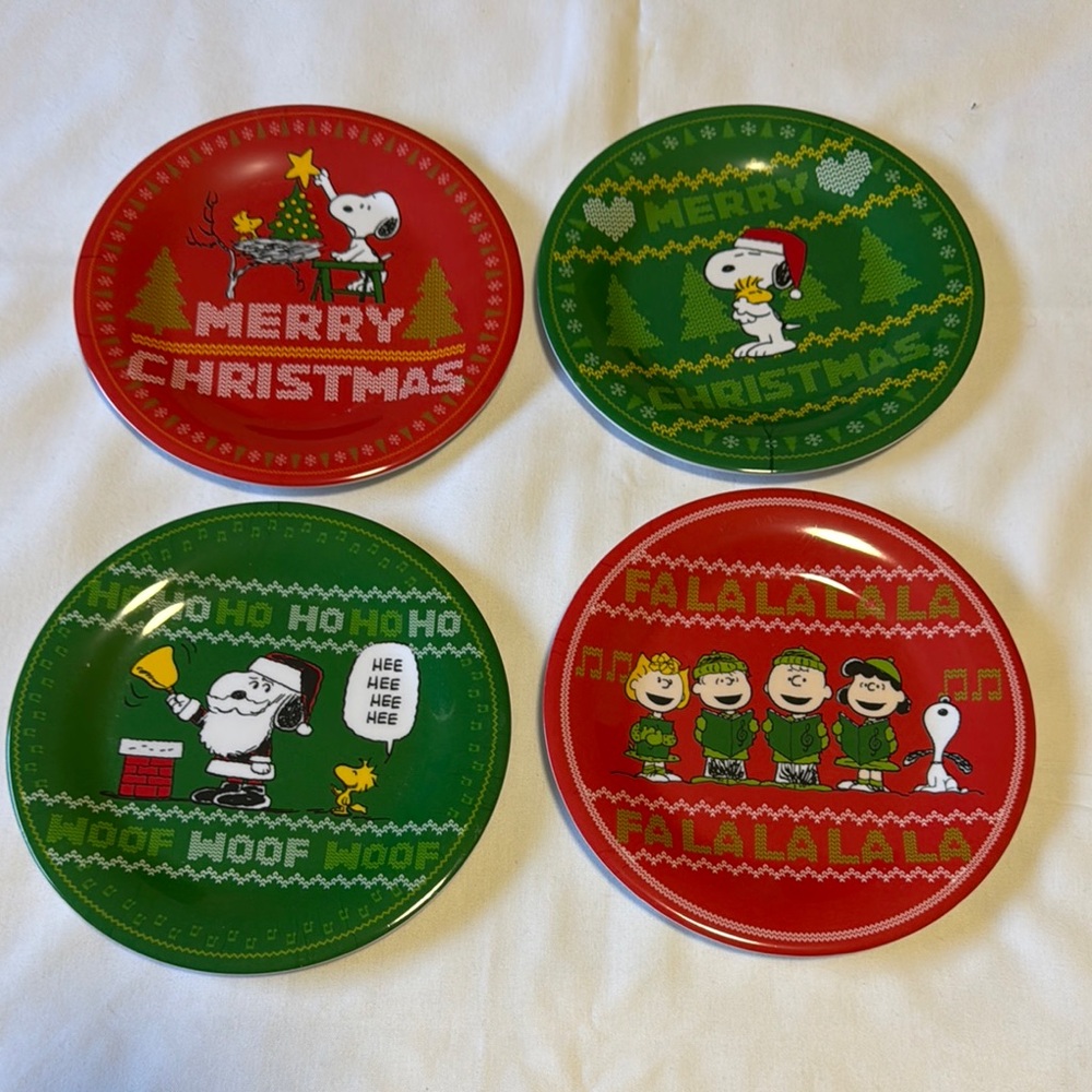 Peanuts Holiday Decor Snoopy Plates Red and Green